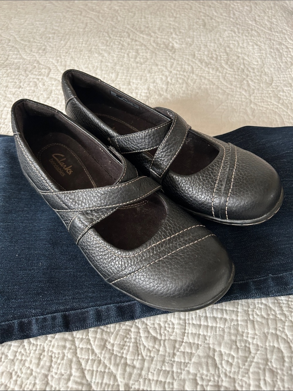 Clarks Women's black Mary Jane Leather bendables Flats with top stitching